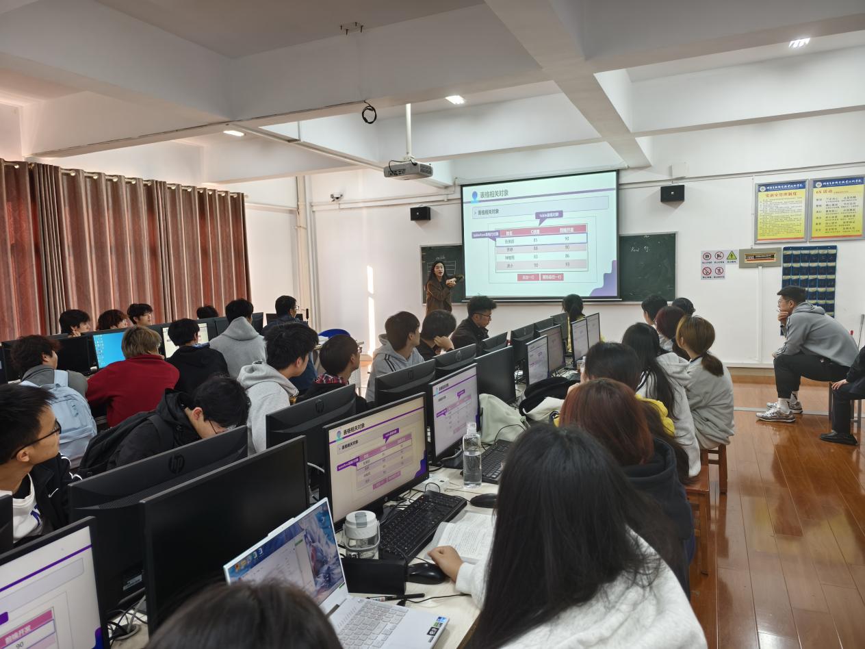 網(wǎng)絡與軟件教研室“三課活動”順利開展，以技術開發(fā)與銷售協(xié)同共促教學質(zhì)量提升